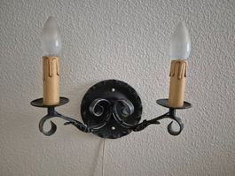 Schmiedeiserne Wandlampe zweiflammig, schwarz