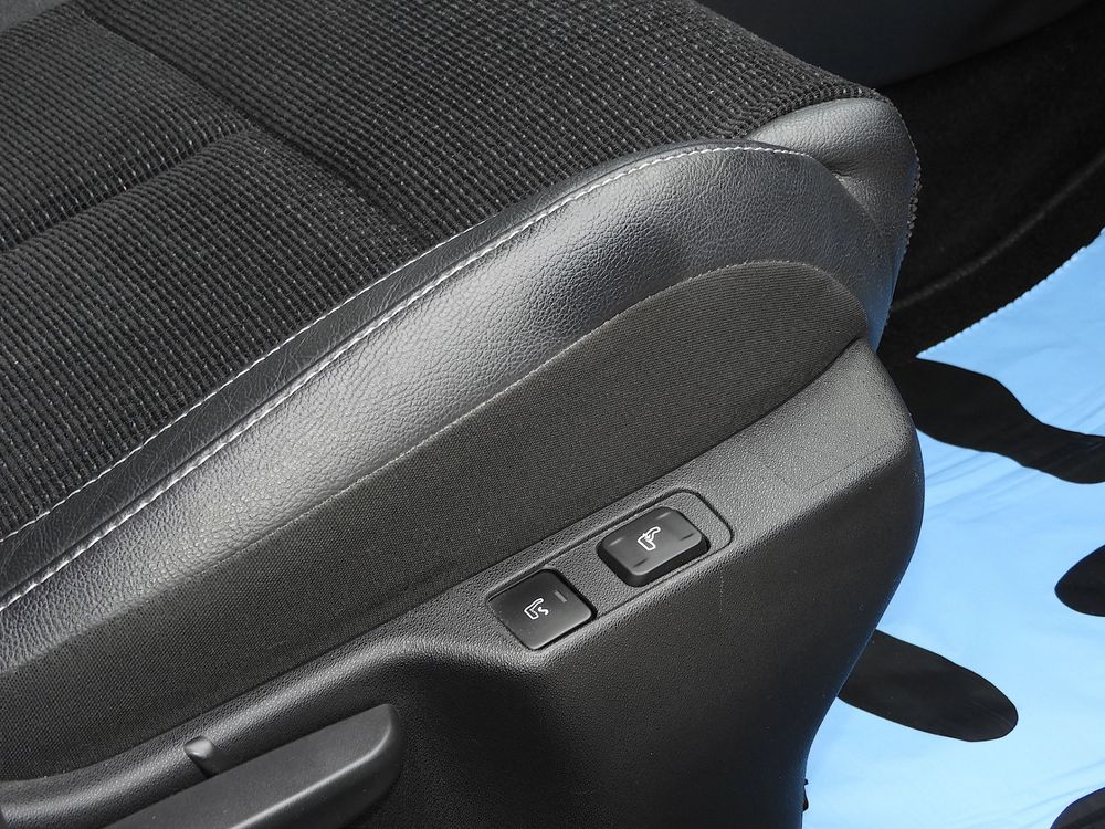 Citroën Automobili: CITROEN C4 Berline 1.6 VTi Exclusive I CH FZ I Sitzmassage – Usato da Bachenbülach venduto da FN_Automobile 7