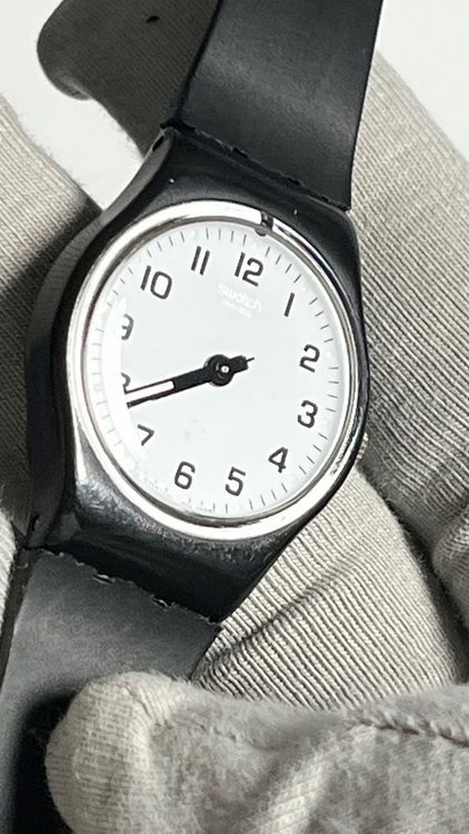 Klassische Swatch Uhr, Schwarz/Weiss 4