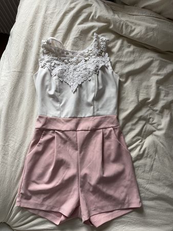 Sommerlicher Jumpsuit, rosa Shorts, weisse Spitze