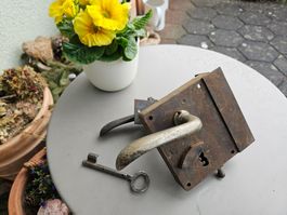 Antike Türschloss Garnitur mit Schlüssel, rustikal