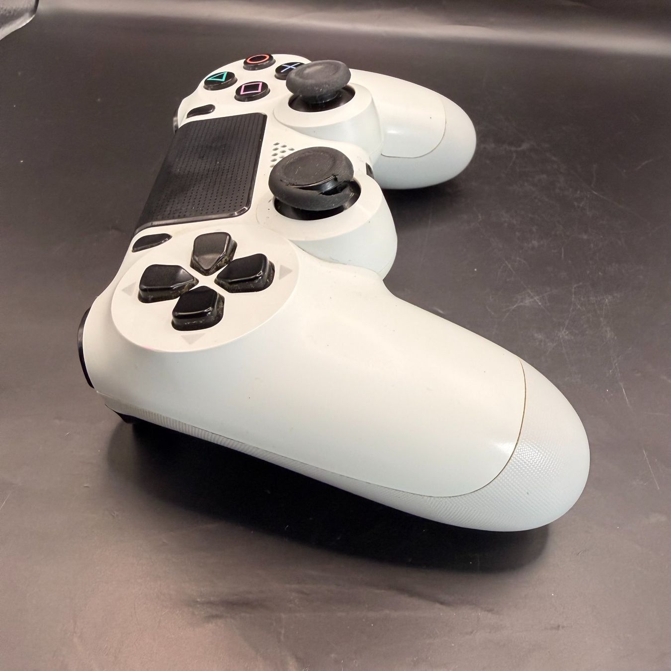 Sony Controller: Playstation 4 Controller Weiss Gummi Defekt – Usato da Düdingen venduto da Nerdworld 4