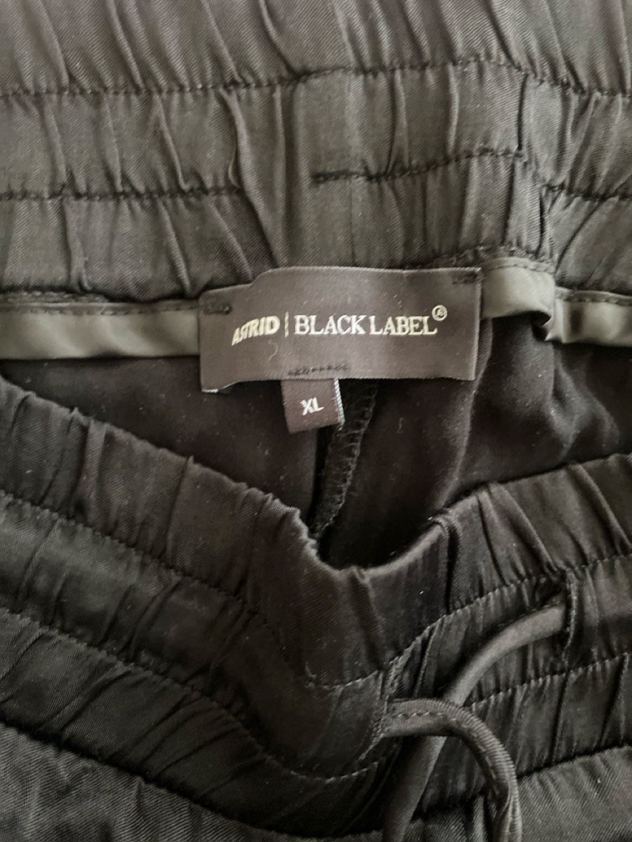 Hosen: Schwarze Sommerhose🖤 – Gebraucht aus Alpnach Dorf von melbb 2