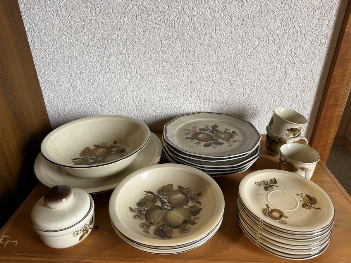 Set di piatti: Geschirr Set – Usato da Rickenbach Sulz venduto da pbf9