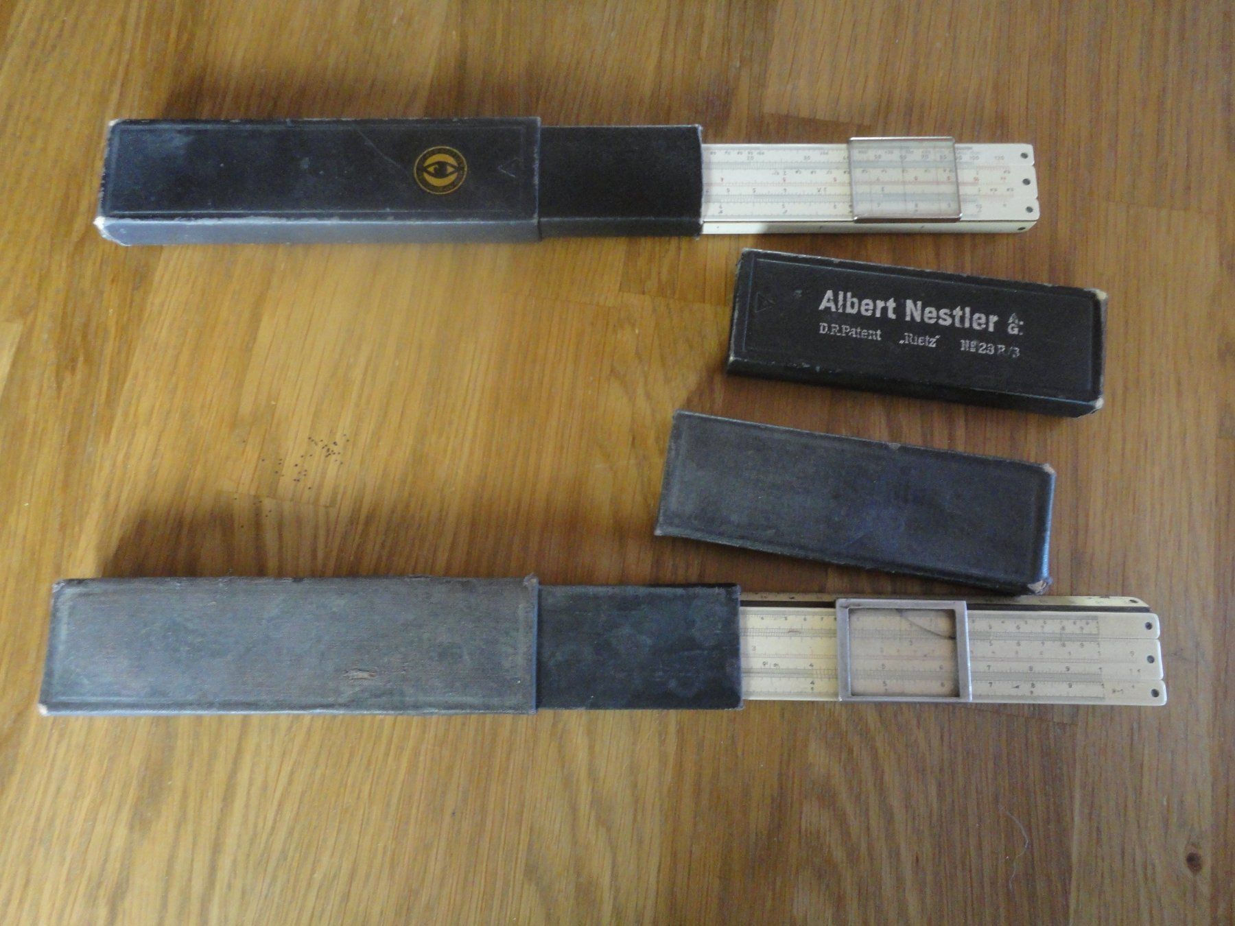 Calculatrices: Zwei Rechenschieber Holz mit Etui – D'occasion à Gelterkinden par Gimbo2 1