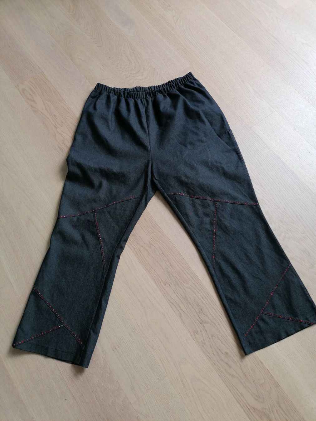 Pantaloni: Hose grau mit Swarovski Steinen 46 – Usato da Wallisellen venduto da Muggeli1970