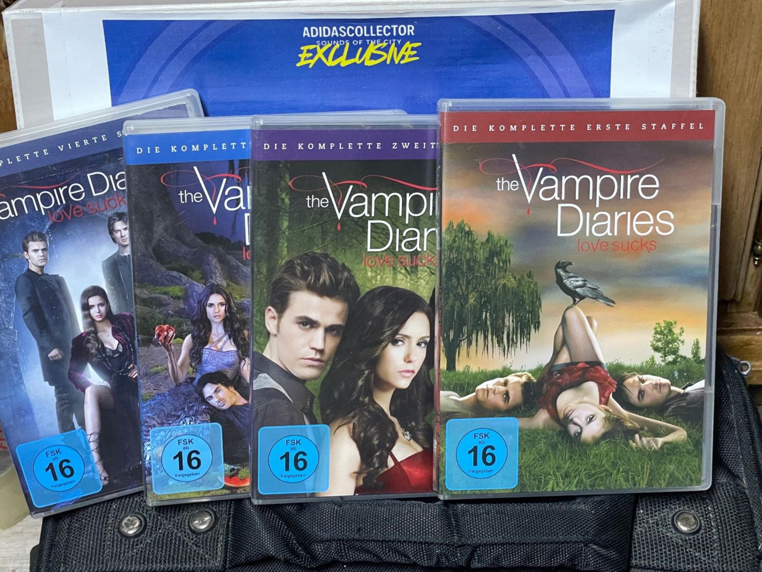 Tutti i DVDs: The Vampire Diaries 1-4 – Usato da Muri b. Bern venduto da AdidasCollector