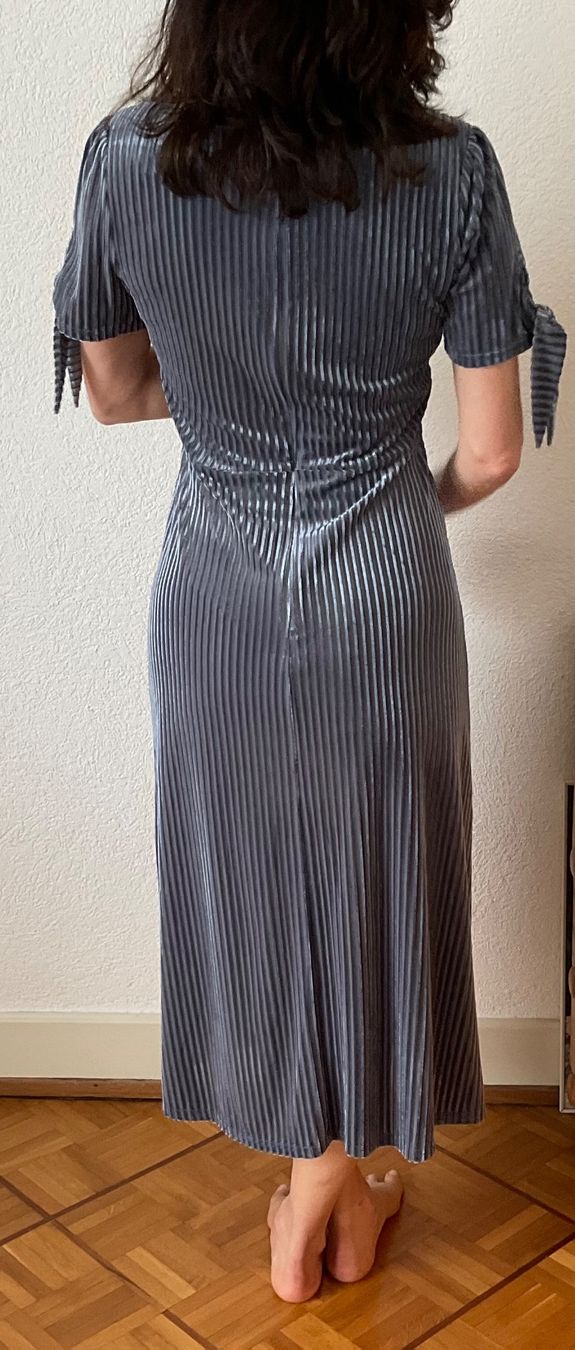 Vestiti: J.O.A. Robe de velours gris perle neuve - taille S – Nuovo e nell'imballaggio originale da Corseaux venduto da Mililaforet75 2
