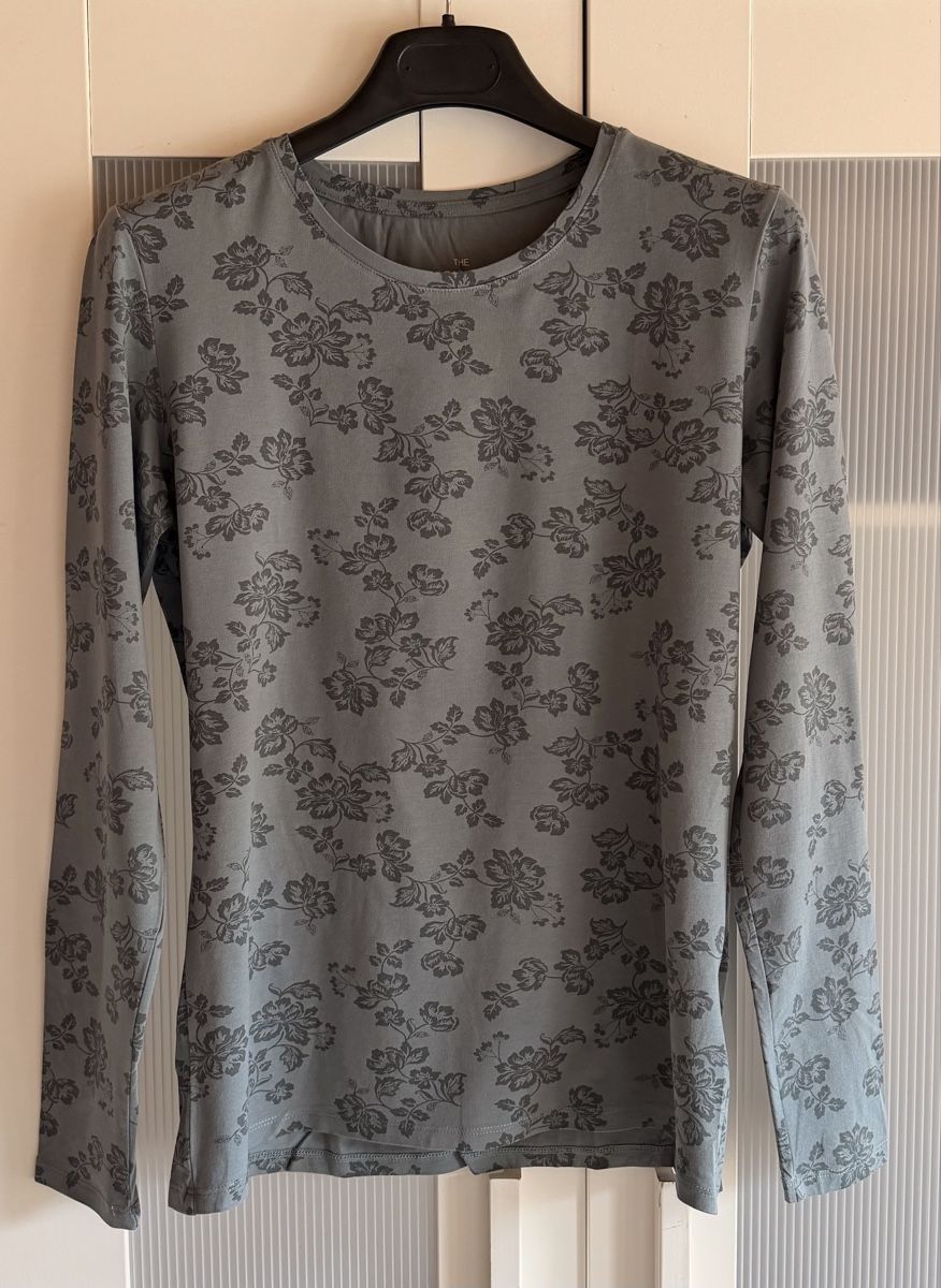 C&A Pulls & Sweat-shirts: Langarmshirt C&A Blumenmuster, Grösse M, neuwertig! – D'occasion à Wila par sirisum