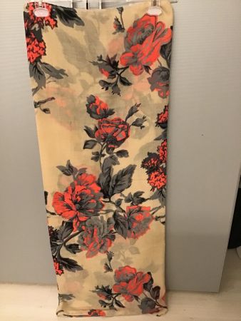 LOOP-SCHAL BEIGE MIT PINK ROSEN UND GRAUEN BLÄTTERN