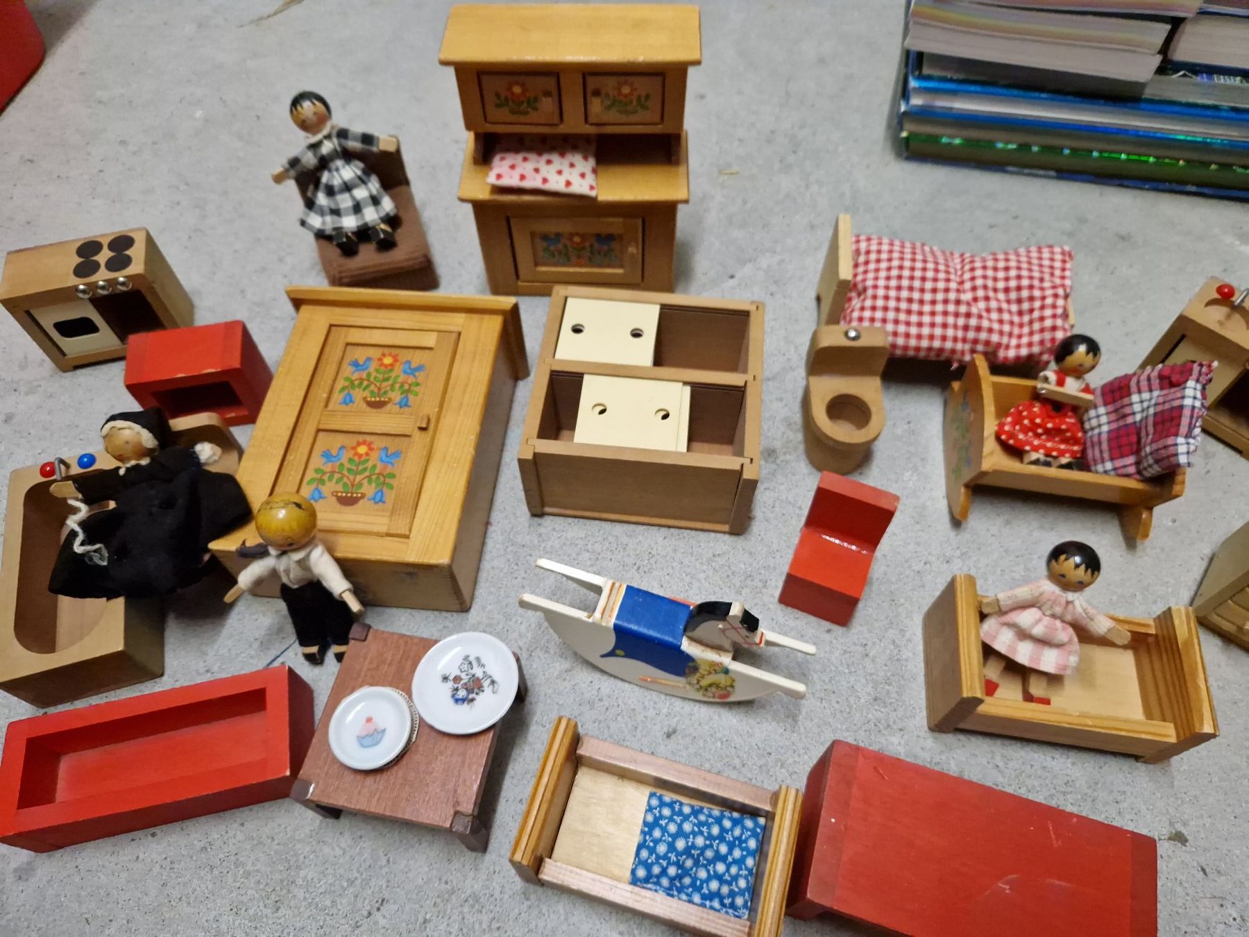 Case e mobili per bambole: Antike Möbel und Figürchen für Bäbistube Puppenstube – Usato da Zürich venduto da Milarit1
