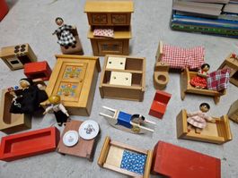 Puppenstube Bäbistube Möbeln und Figürchen