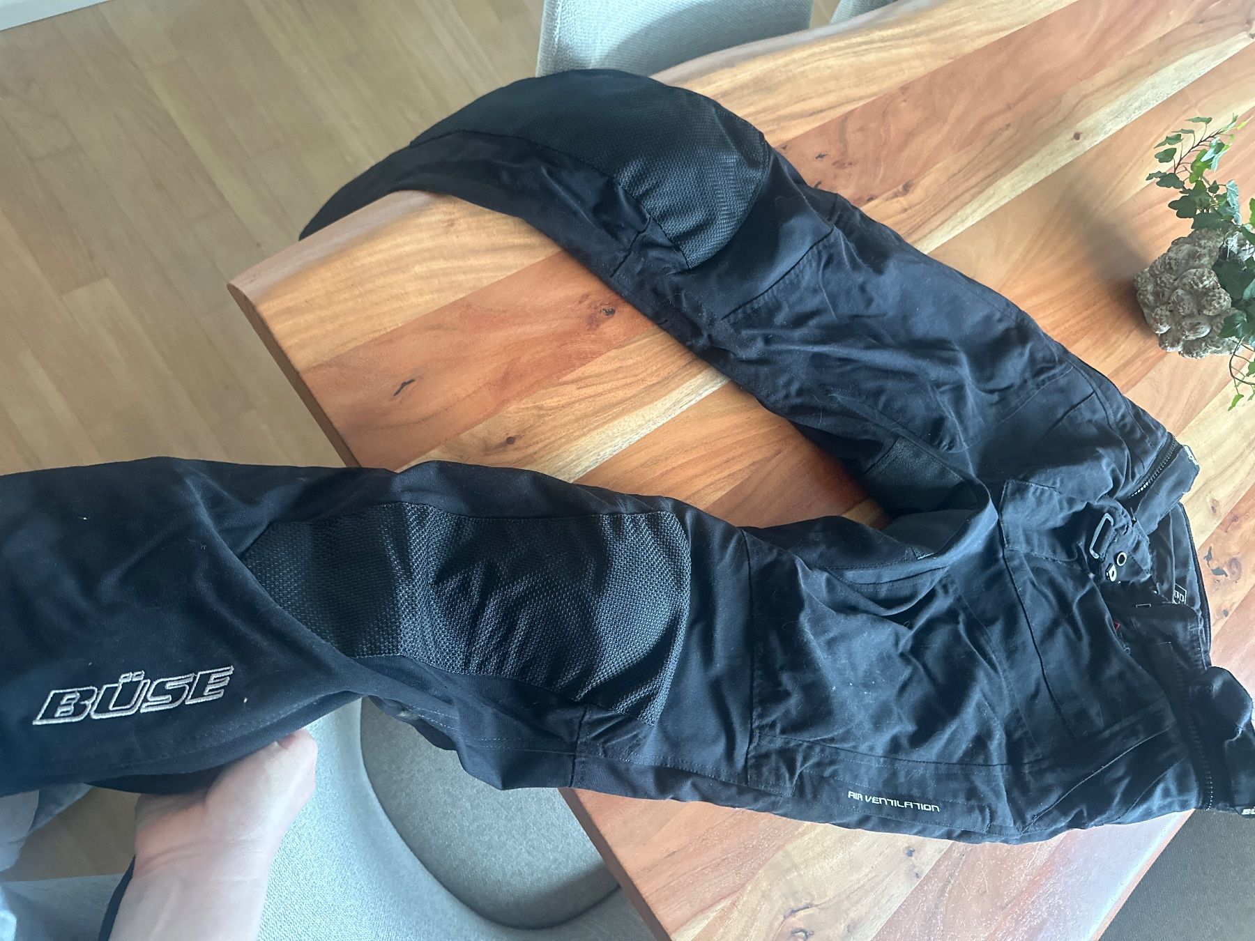 Pantaloni: Motorrad Hose Büse – Usato da Lausen venduto da and_9pc7