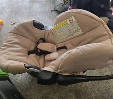 Babyschale Autositz beige mit Neugeborenen Einsatz