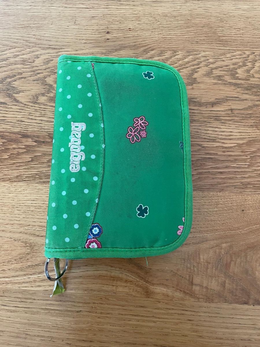Plumiers: Etui Ergobag grün mit Blumen und Punkten – D'occasion à Hombrechtikon par baersandro