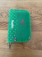 Etui Ergobag grün mit Blumen und Punkten