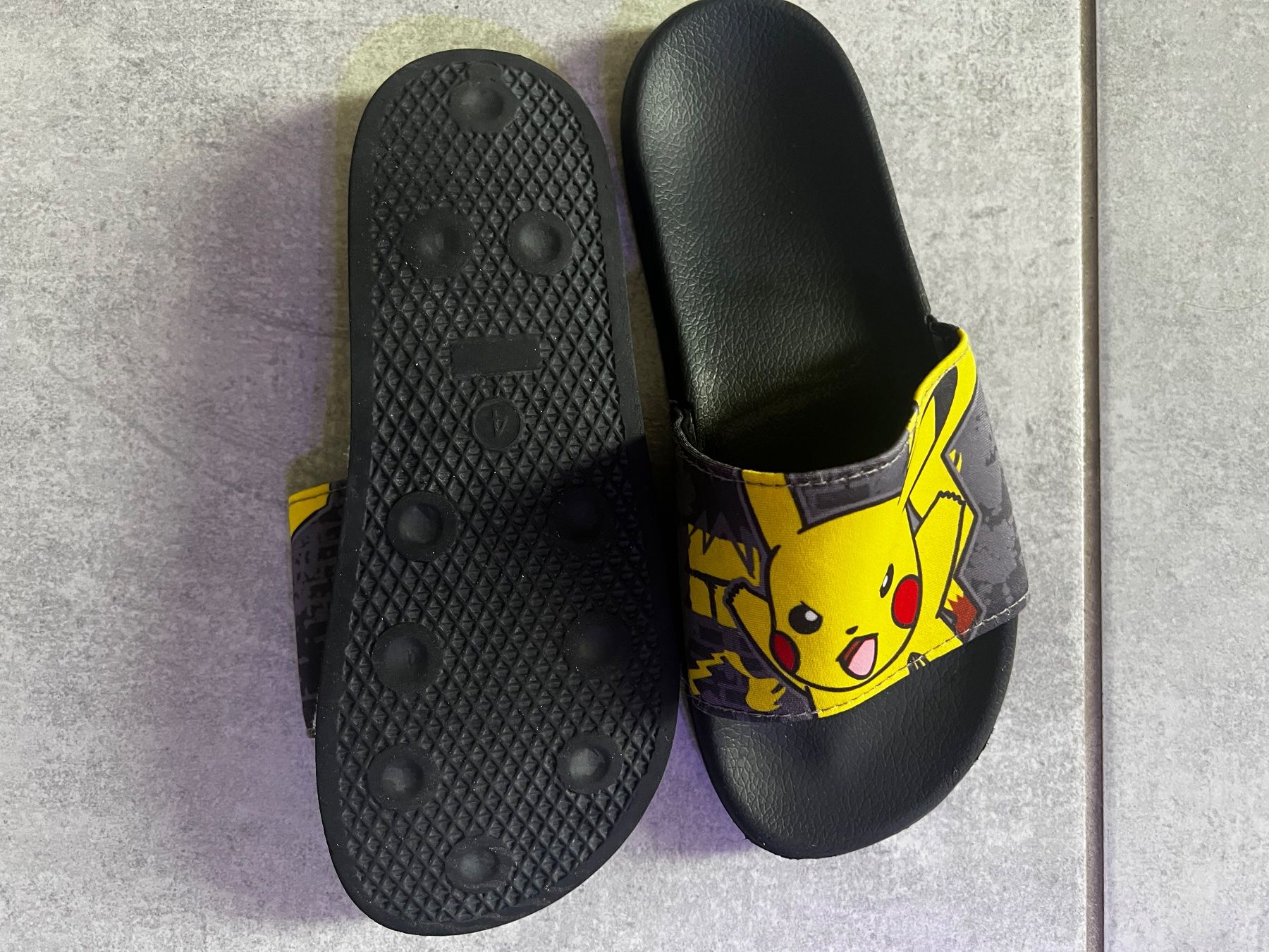 Scarpe da uomo: Claquettes Pokémon – Usato da Plan-les-Ouates venduto da Coer