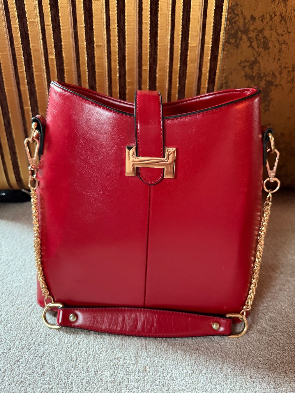 Borse da donna: Schultertasche, bordeaux, mit gold, neu – Nuovo (secondo la descrizione) da Zollikon venduto da into-the-west