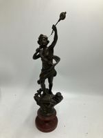Statue femme avec téléphone ancien sur socle