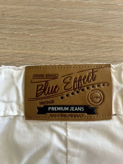 Pantaloni: Weisse Blue Effect Shorts – Usato da Oberentfelden venduto da KAL_EL 3