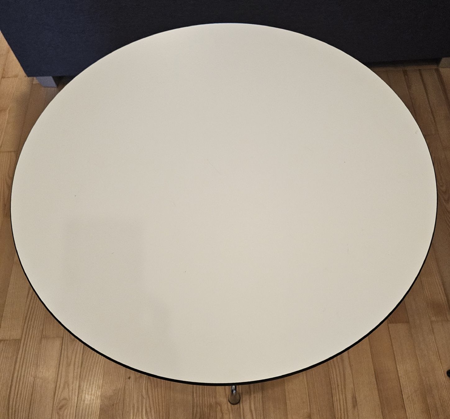 Tavoli: Vitra Eames Tisch rund 80 cm Durchmesser – Usato da Basel venduto da Allerlei-Basel 1