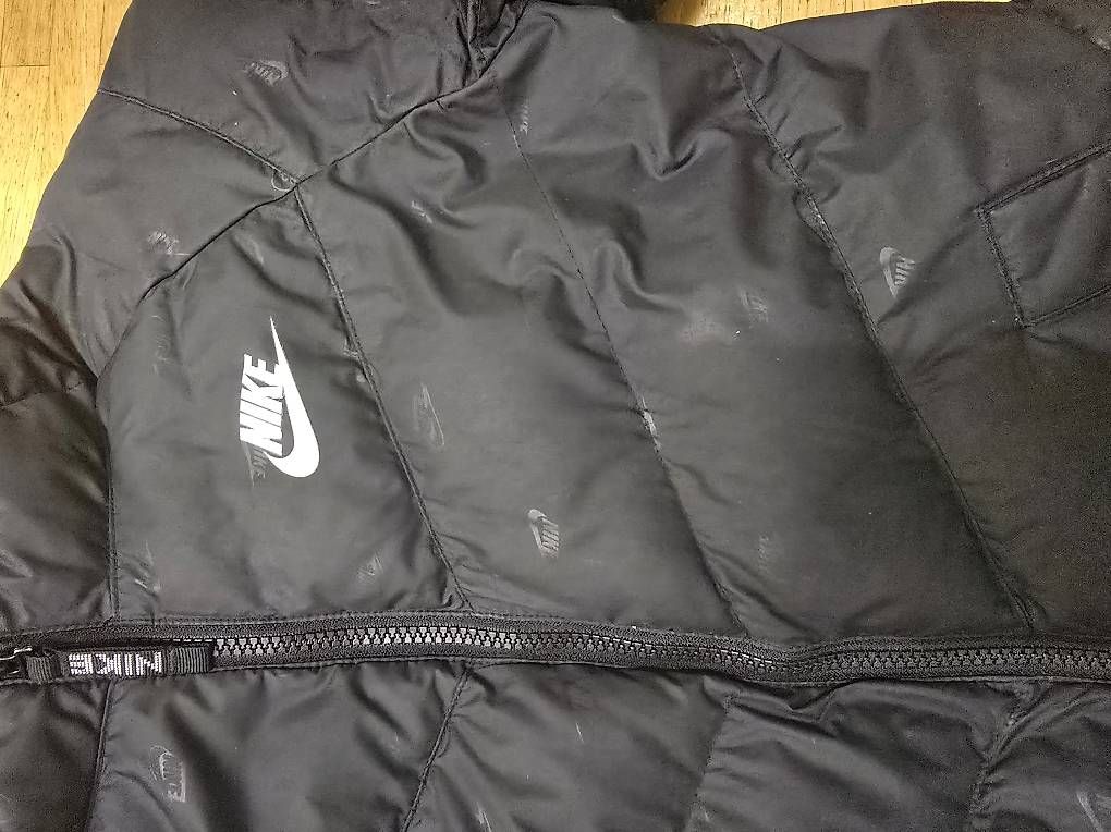 Giacche: Nike Winterjacke Schwarz – Usato da Herisau venduto da and_zky9 1