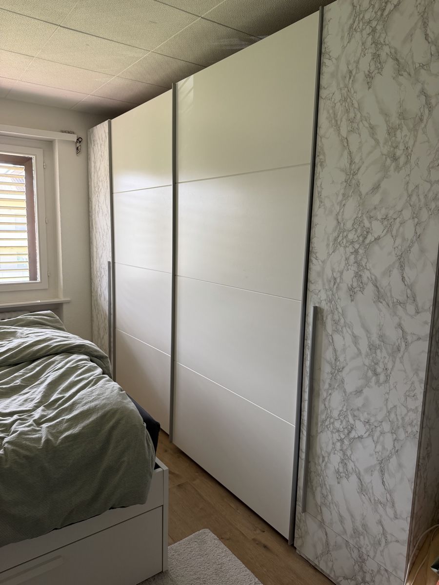 Armadi: Moderner Schwebetürenschrank mit Marmor-Optik – Usato da Uster venduto da goo_59sc