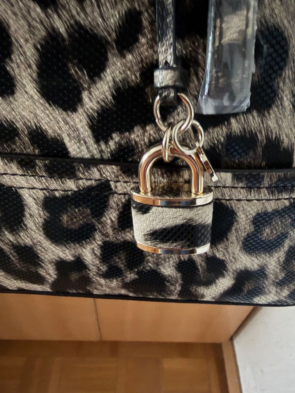 Guess Sonstige Kleidung & Accessoires: Sac guess motif léopard – Neu und originalverpackt aus Genève von DIOREVER 1