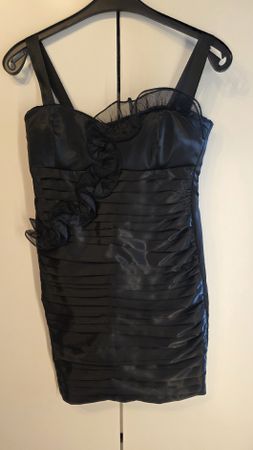 Kleid schwarz Grösse 40 mit Rüschen und Trägern