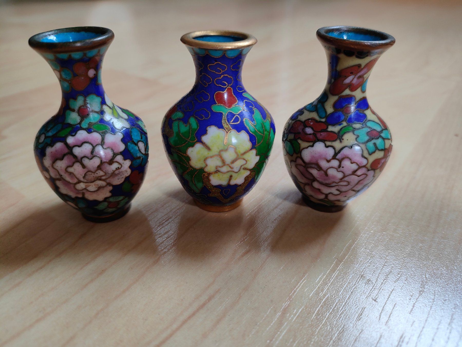 Vasi & Recipienti: Vasen trio (China, cloisonné) – Usato da Adliswil venduto da Vimovi