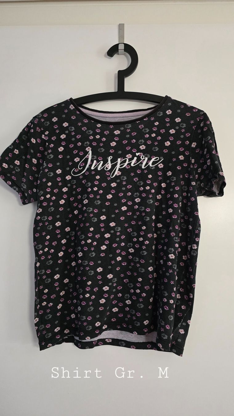 T-shirt: Shirt mit Blumenmuster – Usato da Sumiswald venduto da van_tfv5