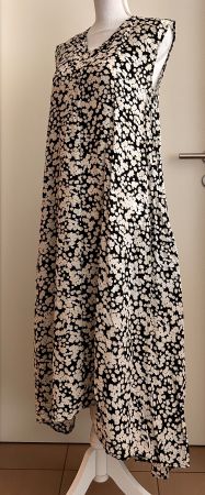 Kleid von BOSS, schwarz mit weissen Blumen, Grösse 34