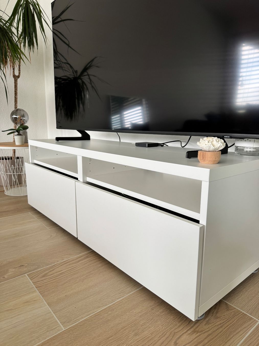 Ikea Mobili TV: TV-Möbel weiss mit 2 Schubladen – Usato da Leibstadt venduto da Bimba4 1
