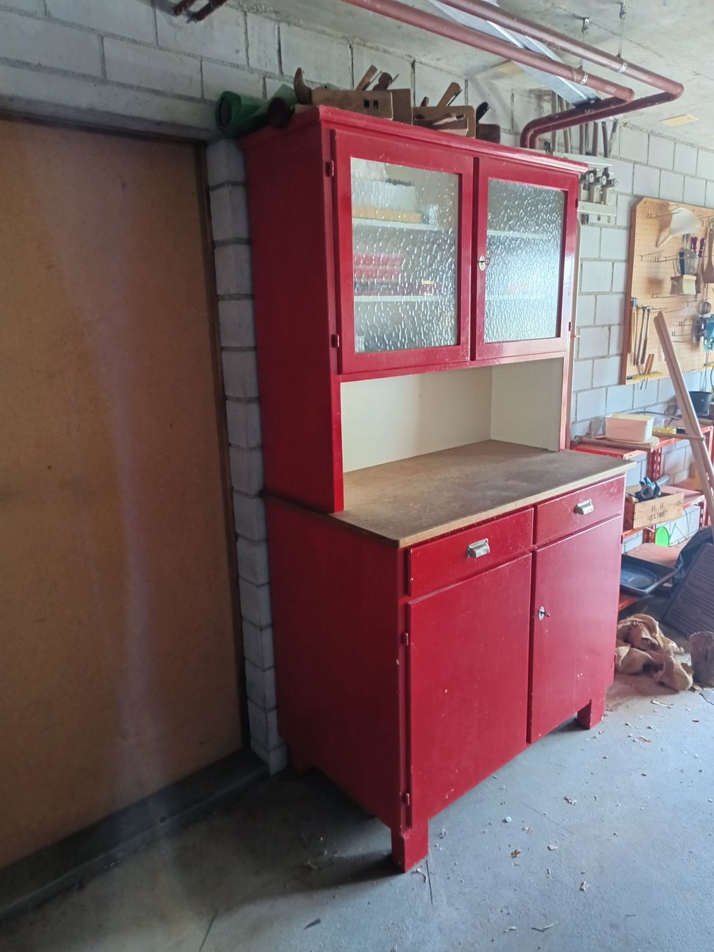 Buffets: Rot-weisses Küchenbuffet – D'occasion à Nussbaumen par Kstein 1