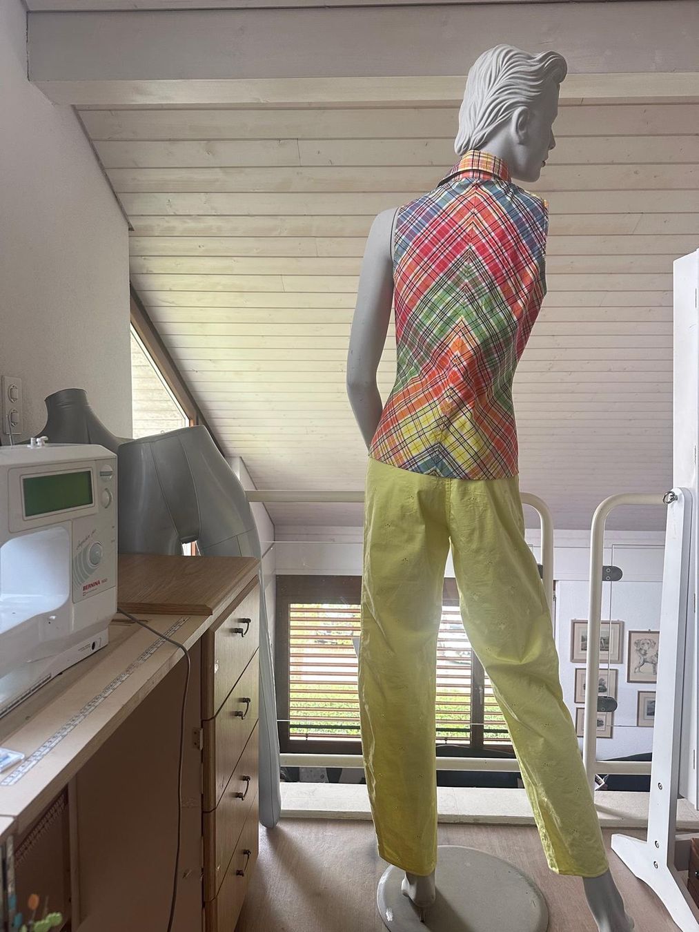 Escada Camicette: Neuwertige ärmellose Bluse von ESCADA – Usato da Neuhausen venduto da Lechasseur 4
