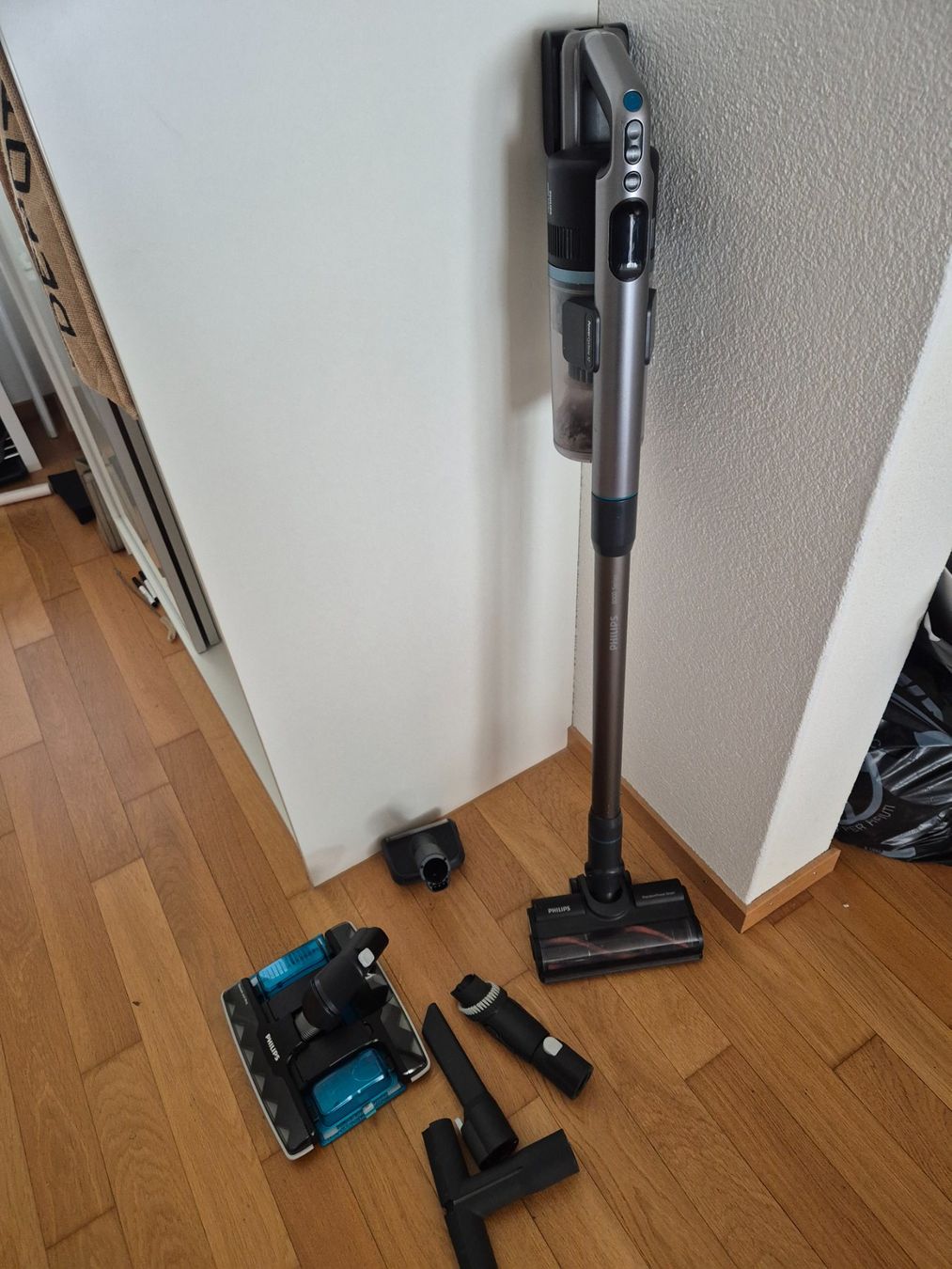 Philips Aspirateurs & Accessoires: Phillips 8000 Series Staubsauger – D'occasion à Bettlach par sandro922