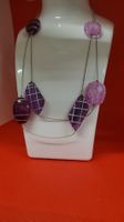Lange, violette Statement-Kette, ideal für den Herbst!
