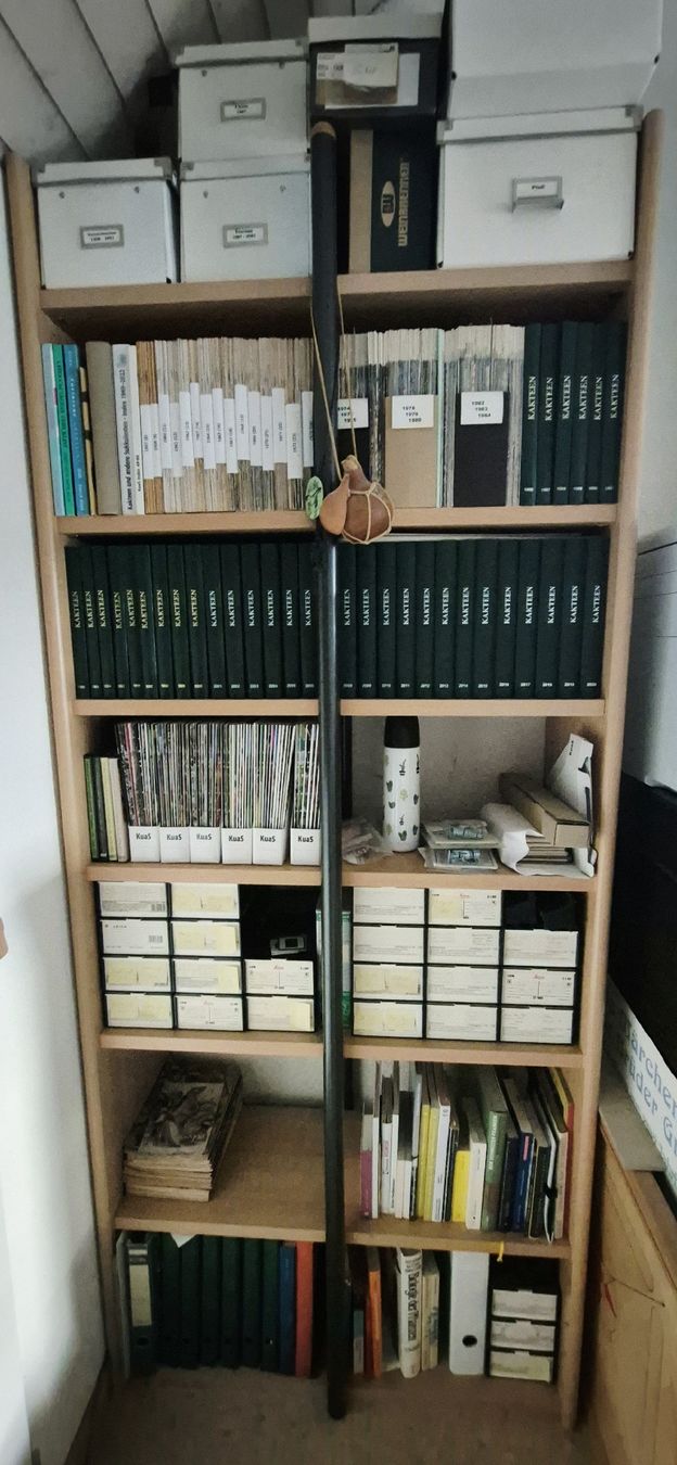 Scaffali: Holzregal mit Vitrine und Schubladenblock – Usato da mettmenstetten venduto da choice01 1