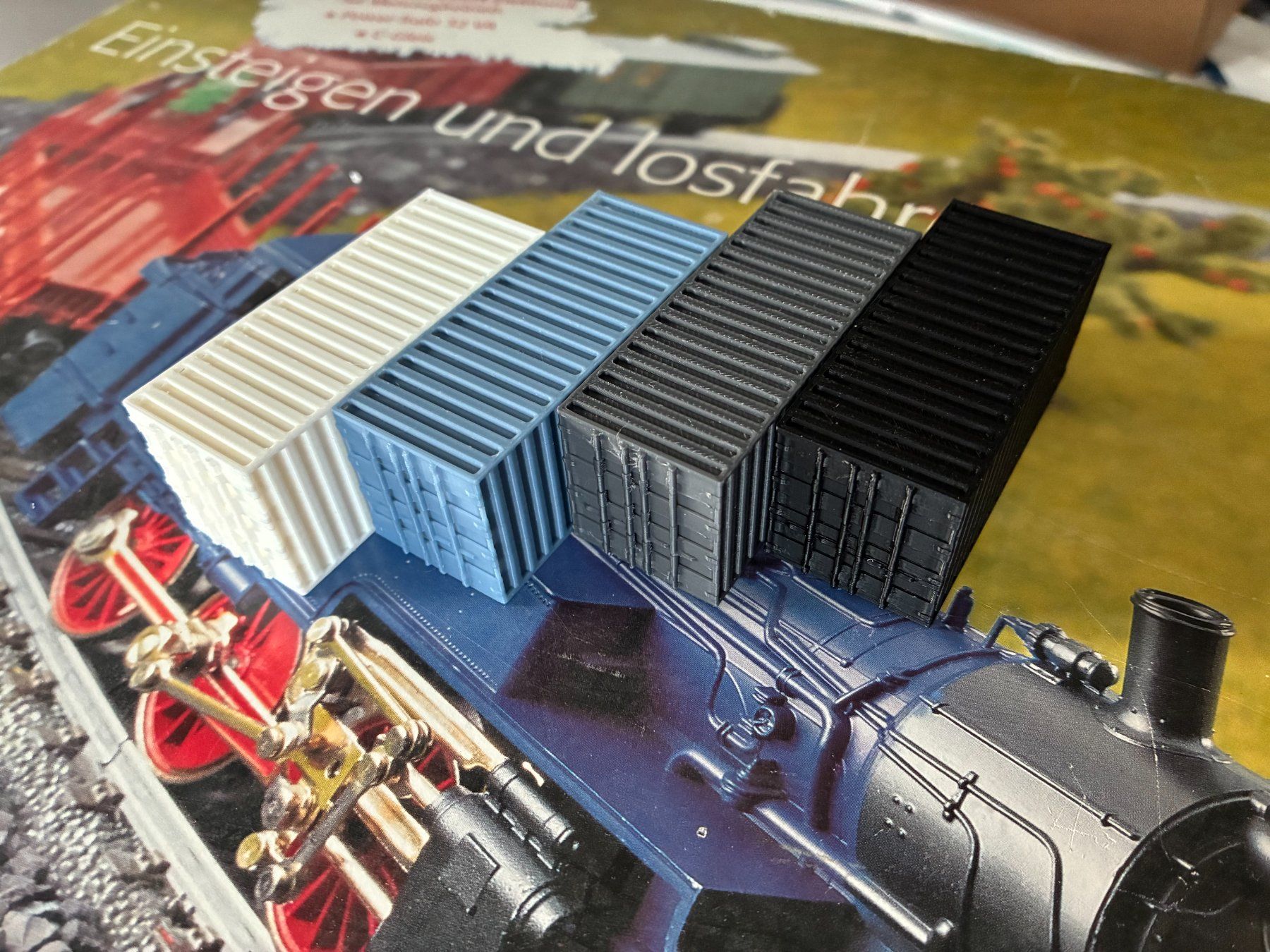 Kit di modellismo & Modellini statici: H0 5x 20' Container Schiffscontainer Konvolut 1:87 div Farbe – Usato da Sissach venduto da tu44 1