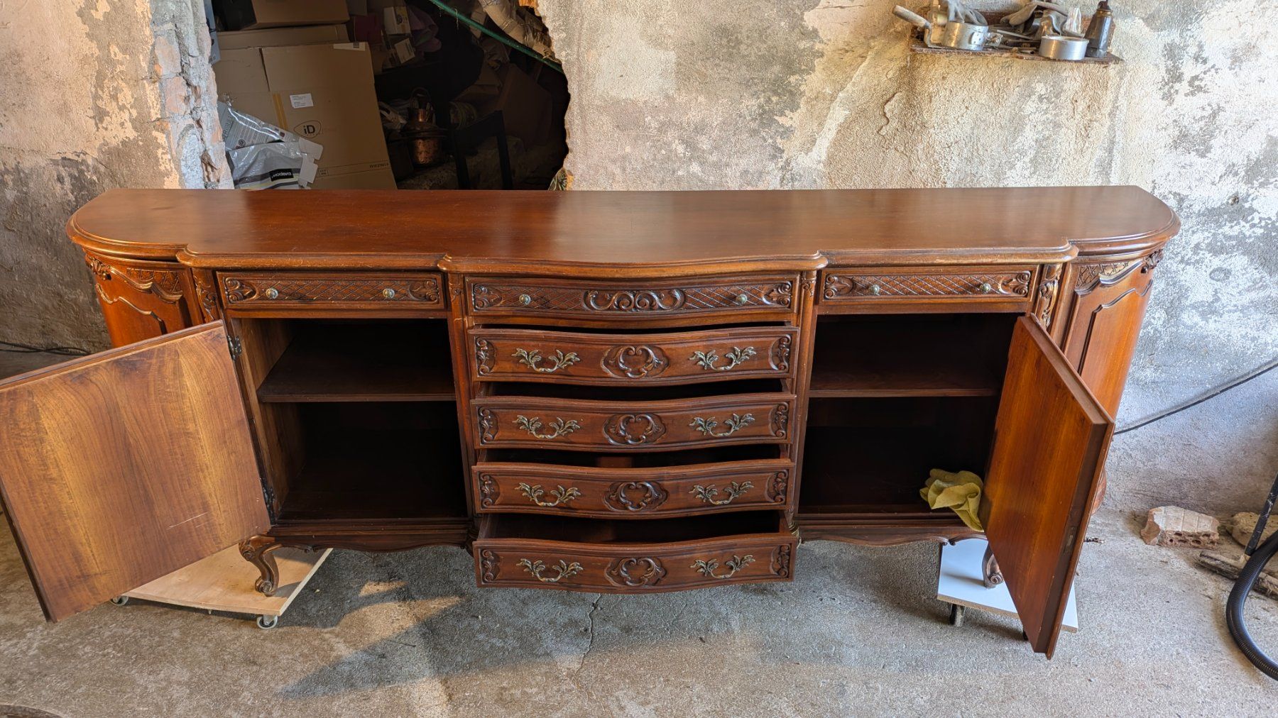 Büffets: Antikes Buffet/Sideboard aus Massivholz – Gebraucht aus Meggen von Larimar_Studio 8