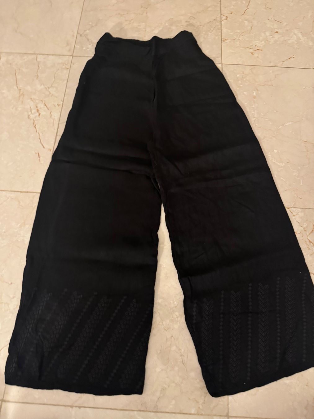 Pantaloni: Schwarze Leinen Hose mit bestickten Abschlüssen – Usato da Basel venduto da mar_dgx7 1