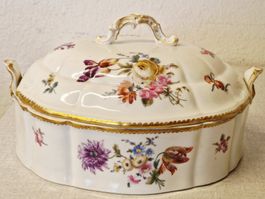 Antike Porzellandose mit Blumendekor und Goldrand gemarkt