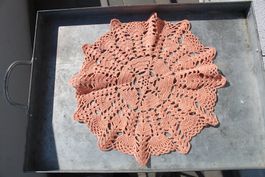 Lachsfarbiges Häkel Deckchen, 35 cm
