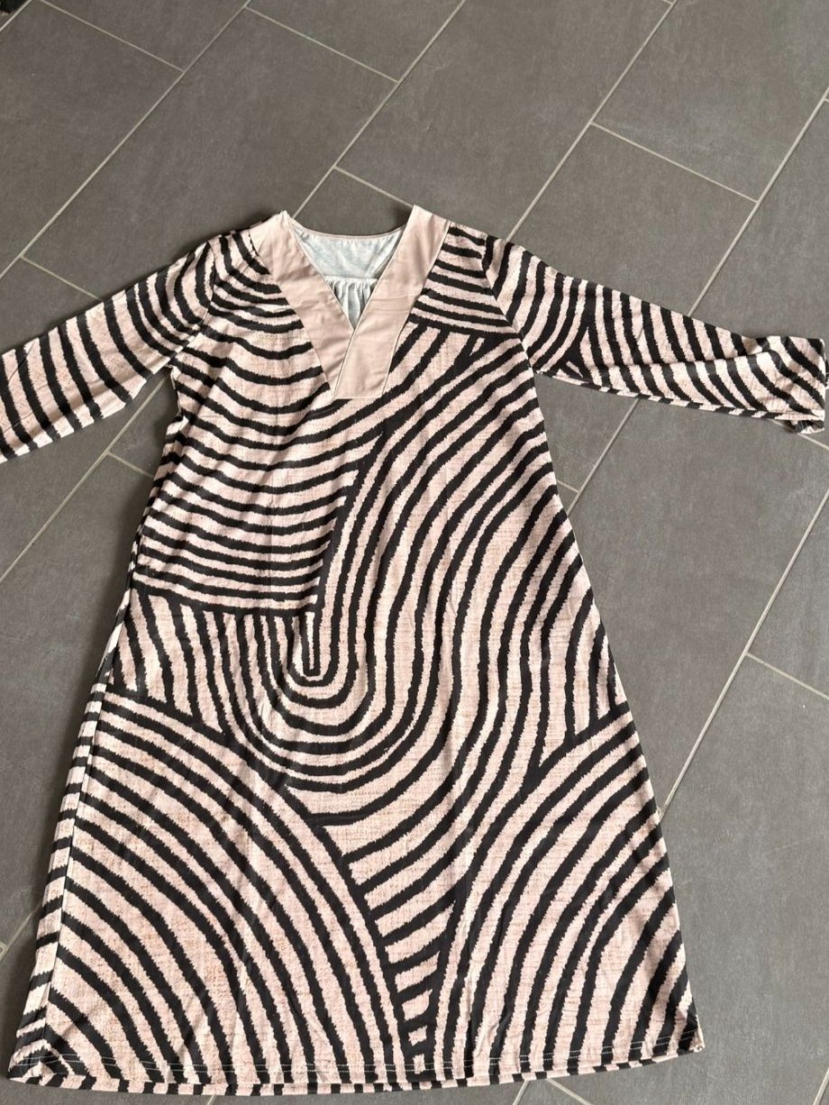 Robes: Kleid mit Muster und V-Ausschnitt Grösse L – D'occasion à Lommis par manmarmi