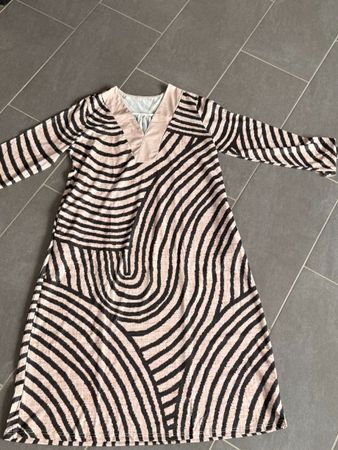 Kleid mit Muster und V-Ausschnitt Grösse L
