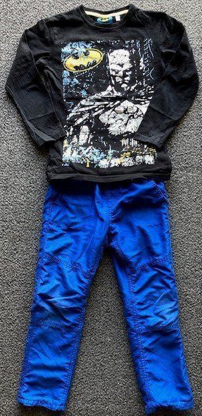 Lotti & Set di vestiti: Set: Thermohose+Batman-Shirt Gr.116/122 – Usato da Winterthur venduto da Butzel