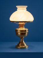 Elegante Tischlampe im Stil einer klassischen Petroleumlampe