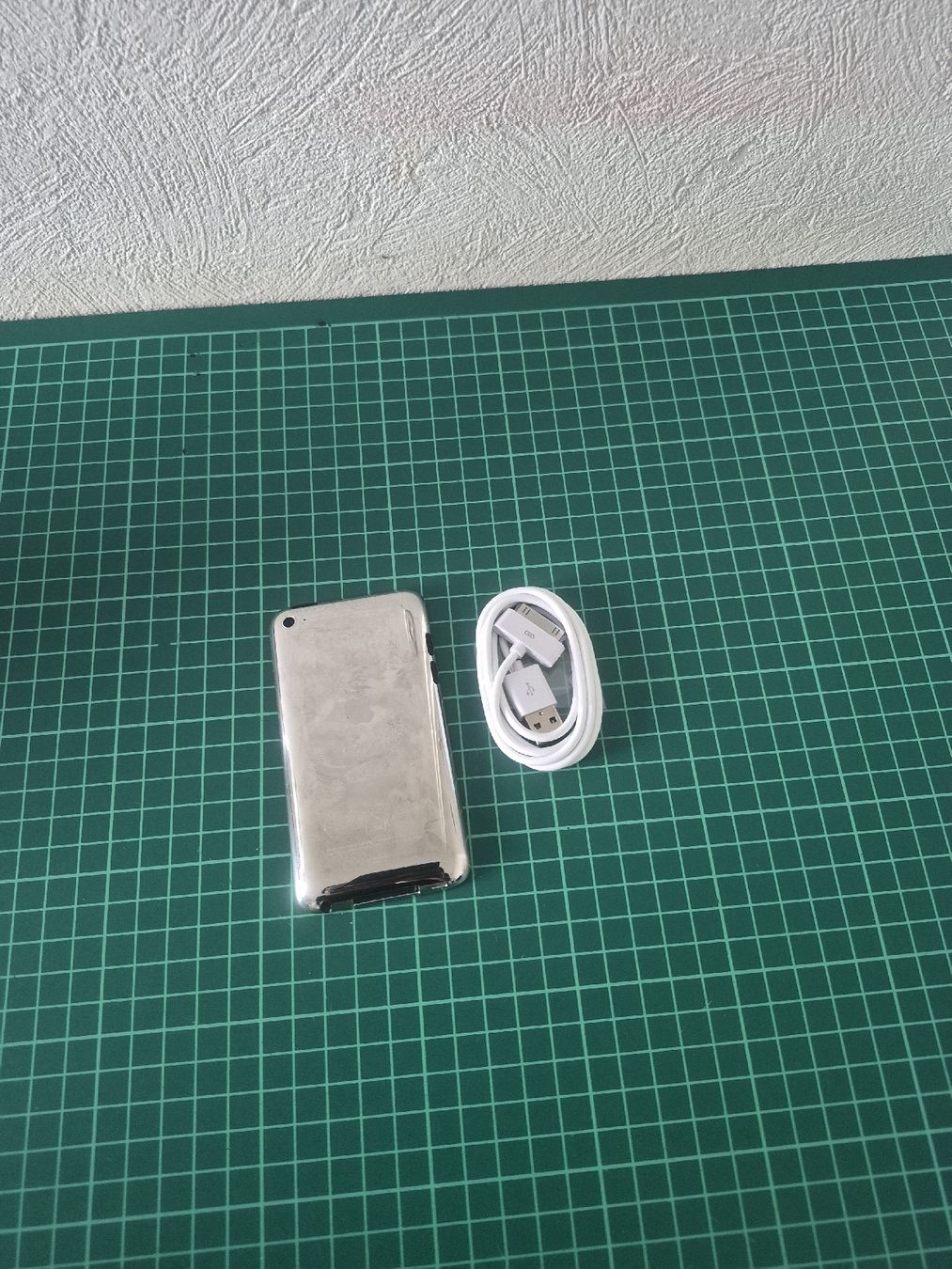 Apple Tragbarer Mediaplayer: iPod Touch 4th Gen Silver 64GB with Cable Used – Gebraucht aus Meyrin von Retro-GZ 1