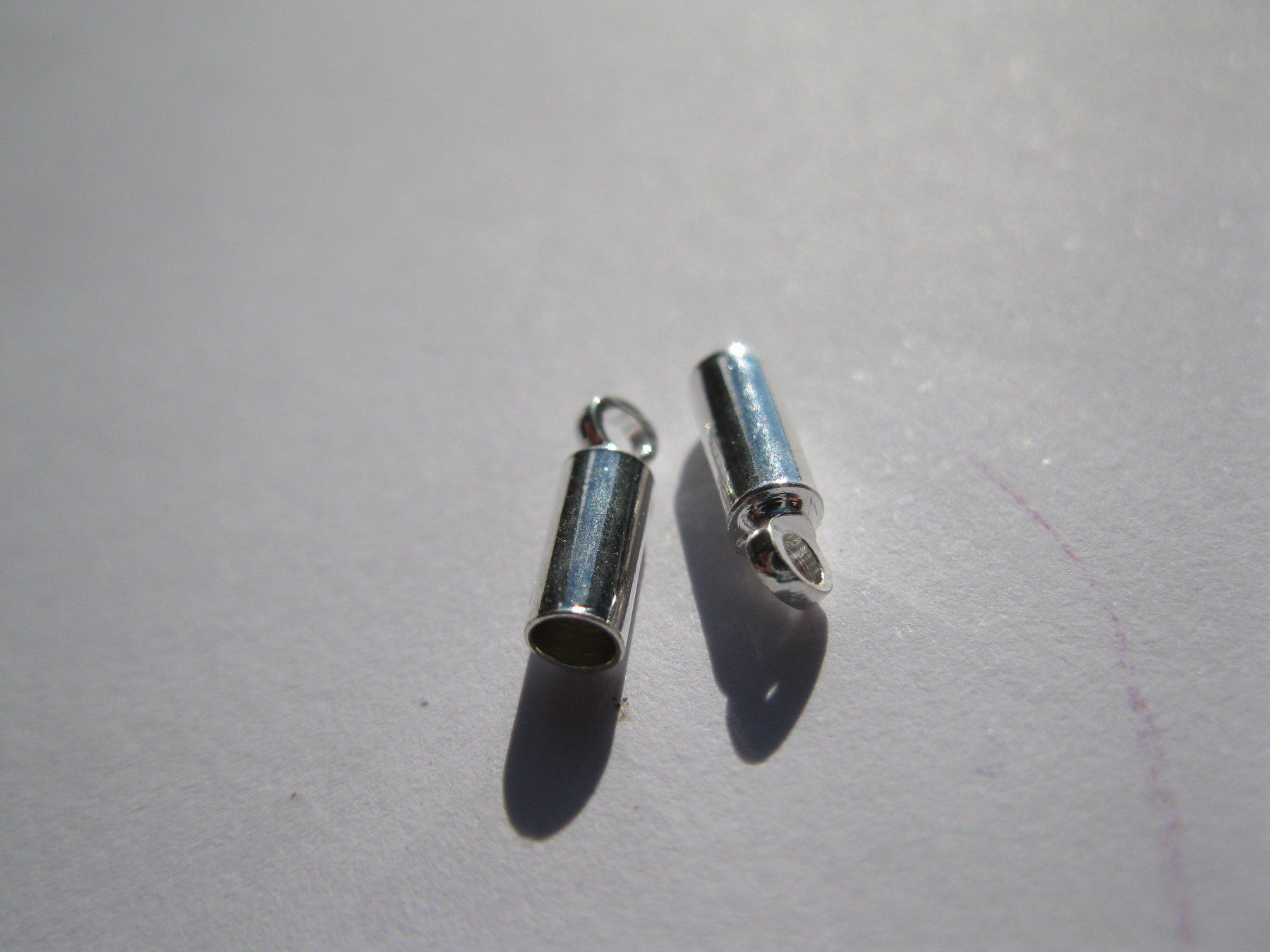 Perlen (unechte): 20 Endkappen, Cord Ends, Endstücke versilbert 2mm – Neu und originalverpackt aus St. Margarethen TG von LuanaKa 1
