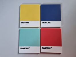 4 dessous de verre Pantone par Balvi très bon état, 9 x 9 cm